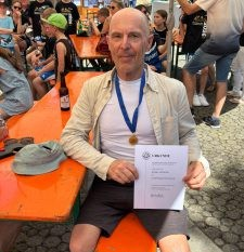 Rudi Axthelm mit Stadtplakette in Gold geehrt